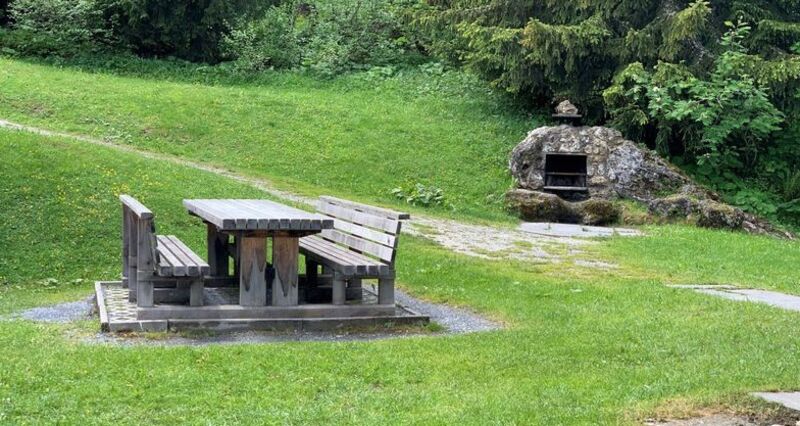 Grillstelle mit Tisch und Bank