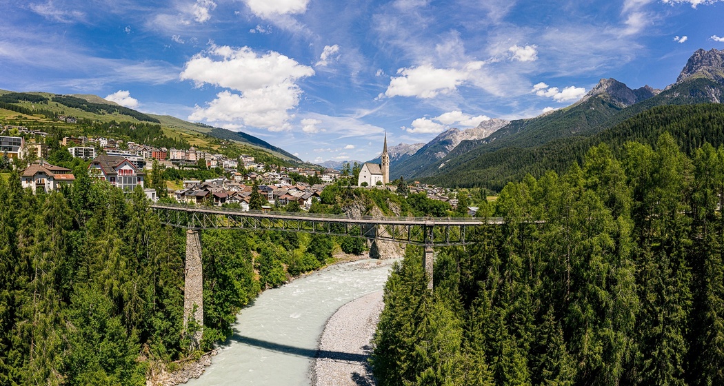 Die Gurlainabrücke über dem Inn bei Scuol.