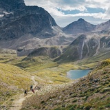 Ciclista en camino desde el Piz Nair hacia el paso de Suvretta