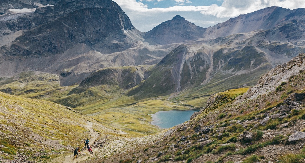 Biker auf dem Weg vom Piz Nair hinunter zum Suvrettapass