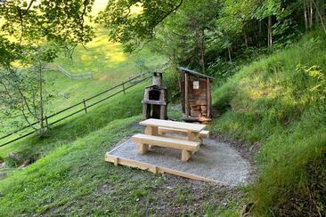 Grillstelle mit Sitzgelegenheit