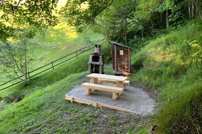 Grillstelle mit Sitzgelegenheit