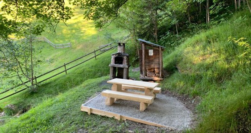 Grillstelle mit Sitzgelegenheit