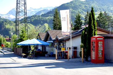 Die Terrasse bietet im Sommer Abkühlung direkt neben dem Fluss