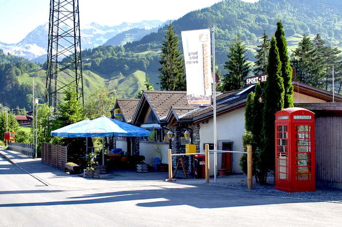 Die Terrasse bietet im Sommer Abkühlung direkt neben dem Fluss