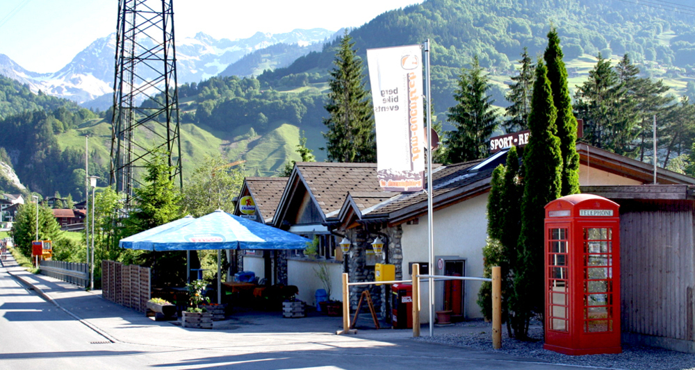 Die Terrasse bietet im Sommer Abkühlung direkt neben dem Fluss