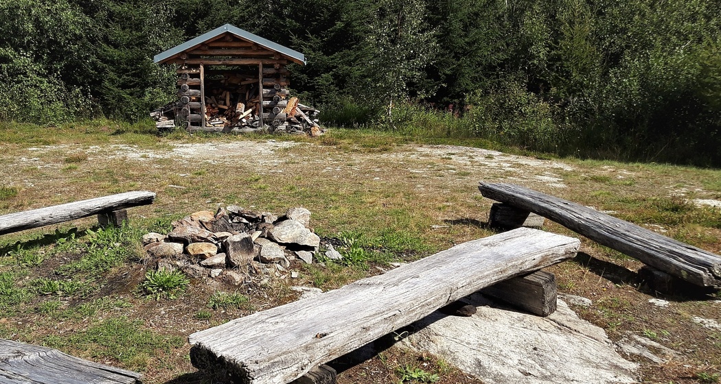 Feuerstelle mit Holzhäuschen