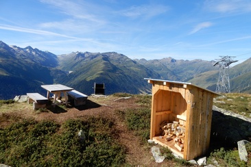 Feuerstelle mit Holzhäuschen