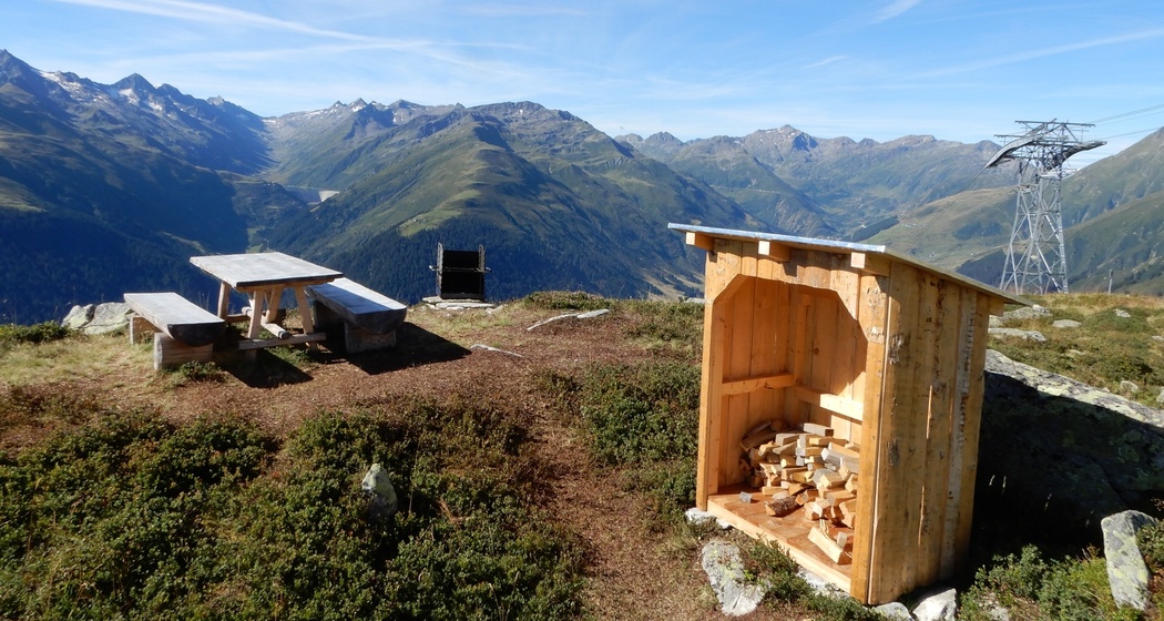 Feuerstelle mit Holzhäuschen