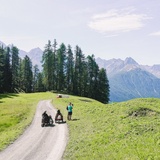 Avec le fauteuil roulant JST Mountaindirve sur le parcours de Motta Naluns à Ftan