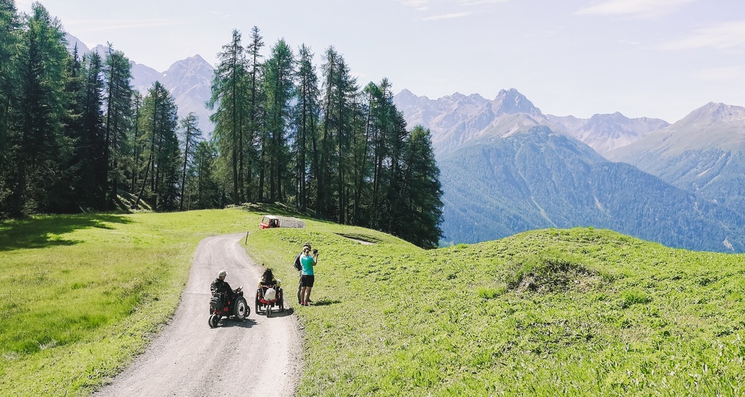 Mit dem JST Mountaindirve Rollstuhl auf dem Weg von Motta Naluns nach Ftan