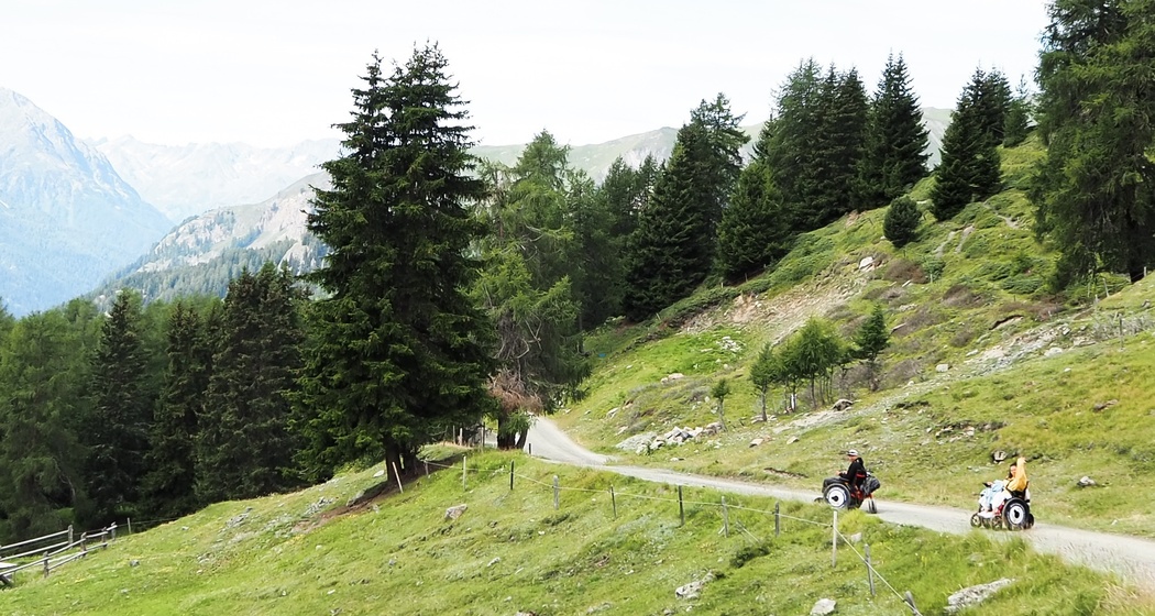 Mit dem JST Mountaindirve Rollstuhl auf dem Weg von Motta Naluns nach Ftan