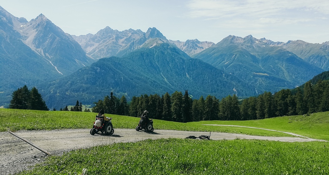 Mit dem JST Mountaindirve Rollstuhl auf dem Weg von Motta Naluns nach Ftan