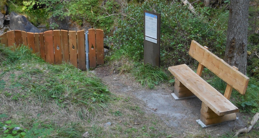 Umgebung der Funtana da Suolper mit Informationstafel