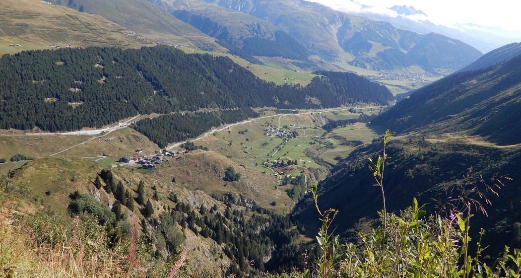 Blick zurück nach Tschamut und Sedrun
