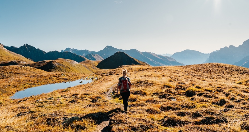 Während der Wanderung kreuzen Bäche den Weg, der immer wieder an Seen vorbeiführt.