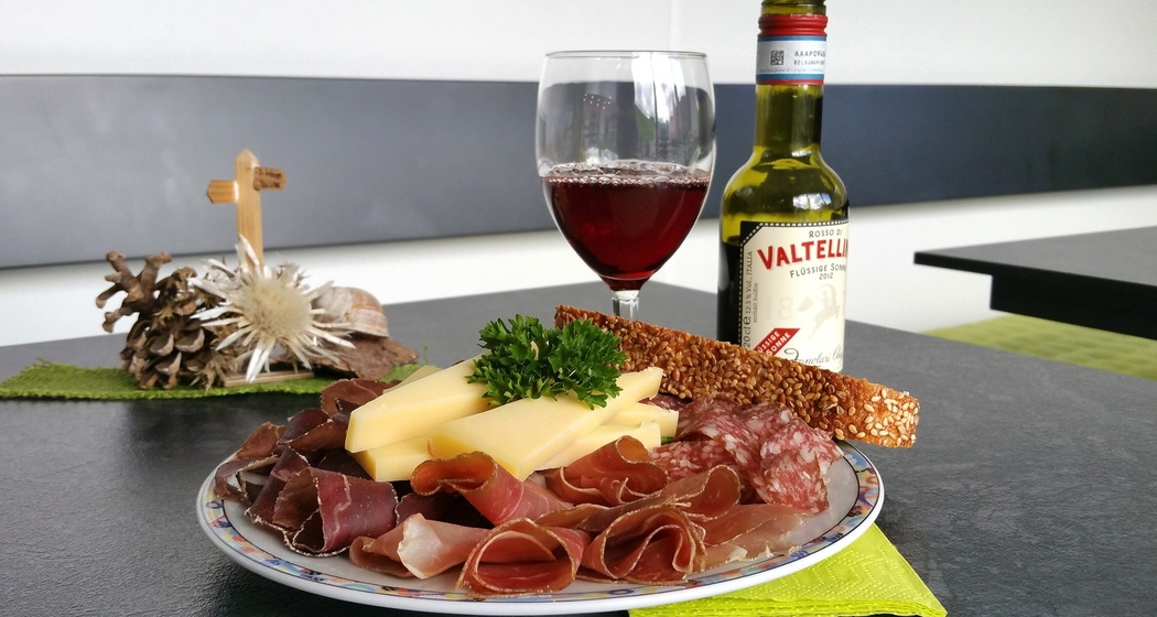 Ein gluschtiges Plättli und dazu ein feines Glas Wein