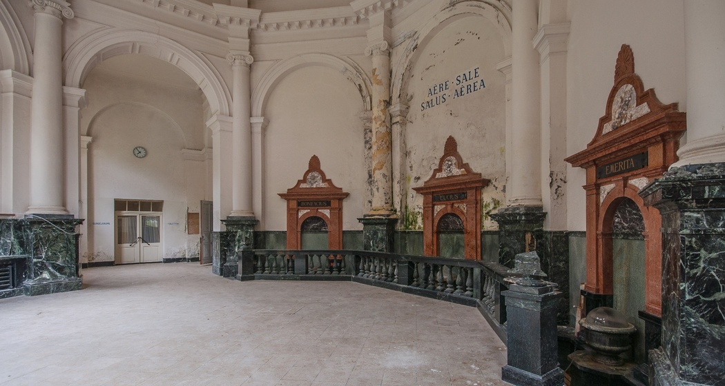 Altarraum in der Büvetta Tarasp mit der Emerita-Quelle