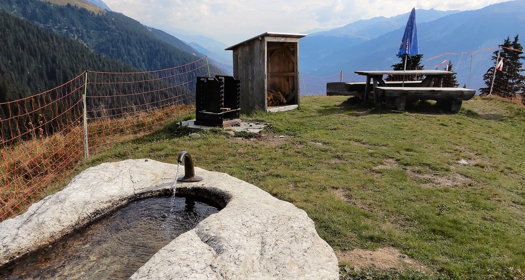 Feuerstelle mit Brunnen