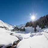 Vor dem markanten Schlagenstein geht es rechts hoch.