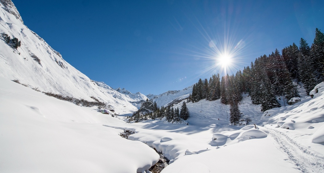 Vor dem markanten Schlagenstein geht es rechts hoch.