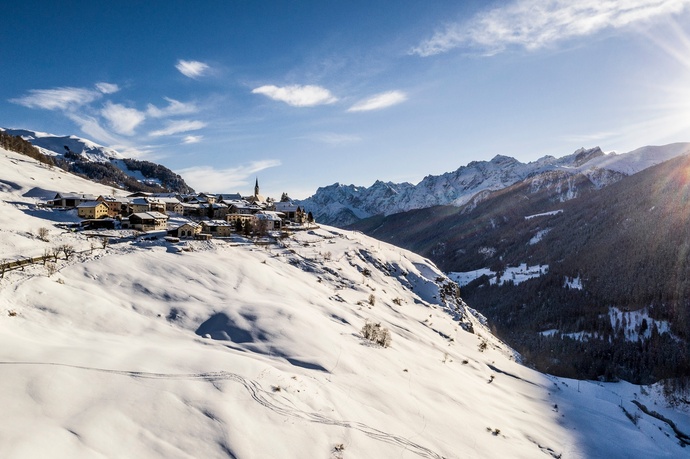 Blick auf Guarda und die umliegende Bergwelt