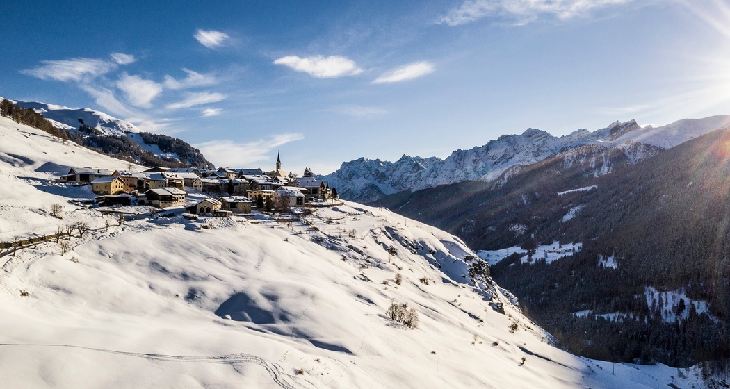 Blick auf Guarda und die umliegende Bergwelt