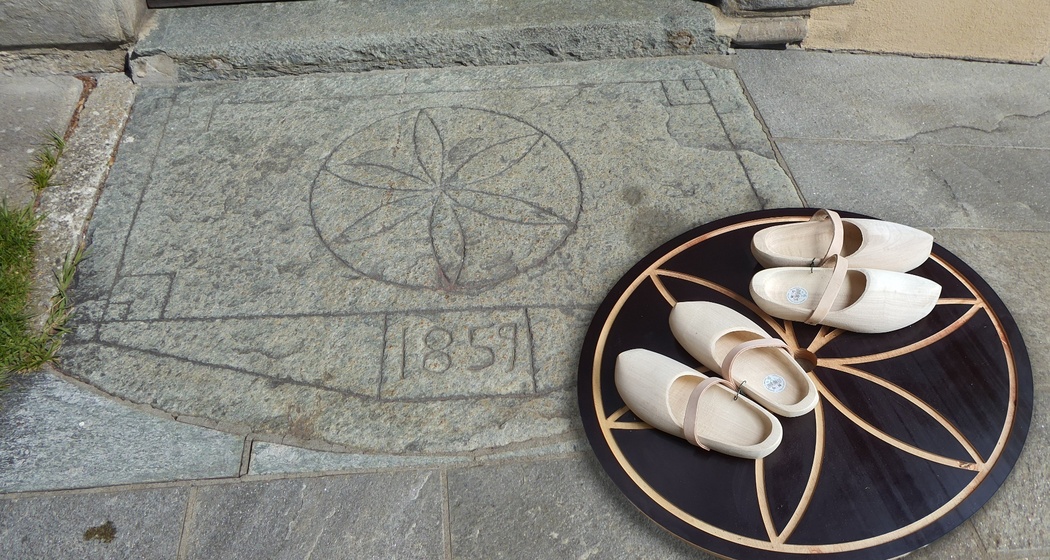 Eingang zur Kirche Sarn