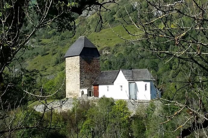 Kirche Sogn Luregn, Surcasti