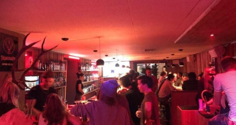 Alpshake Bar mit viel Menschen in Ilanz
