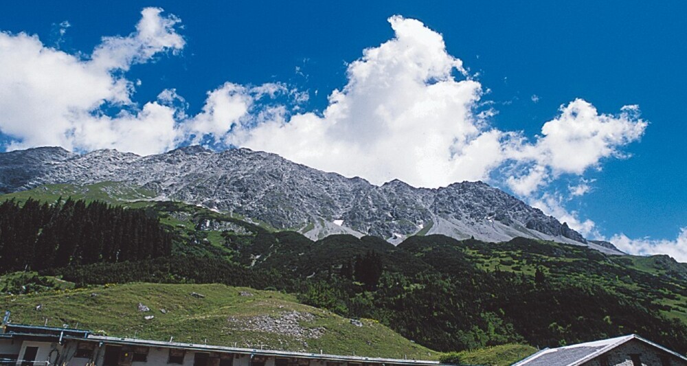 Hinter der Alp Vals trohnt die mächtige Schesaplana