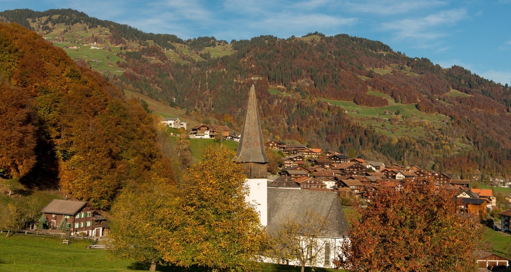 Das Walserdorf Jenaz im Herbst