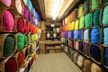 Kardwolle in verschiedenen Farben