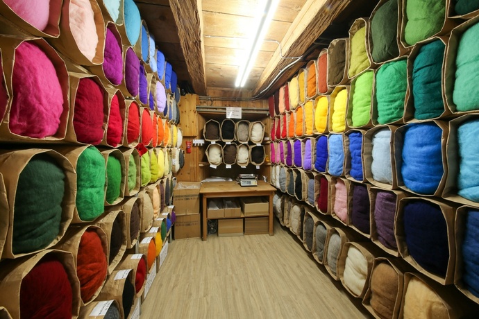 Kardwolle in verschiedenen Farben