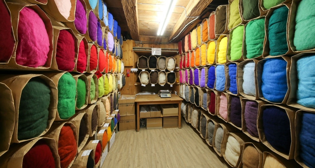 Kardwolle in verschiedenen Farben