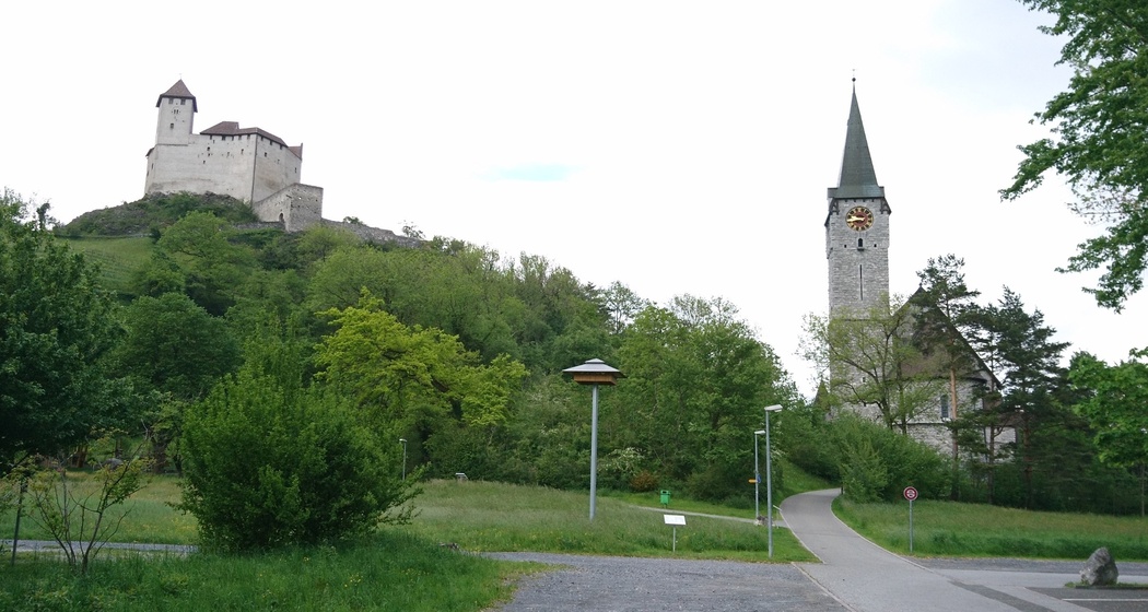 Balzers mit Pfarrkirche und Schloss Gutenberg