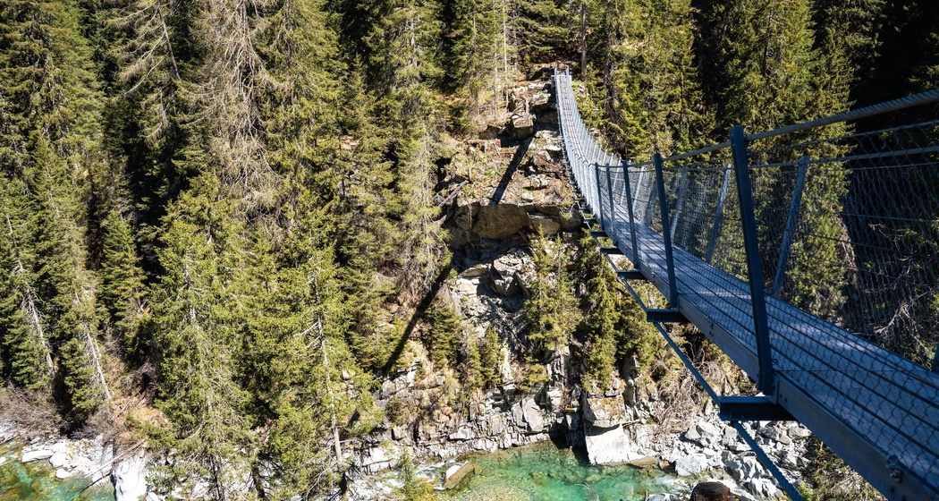 Die Hängebrücke führt hoch über den Averser Rhein