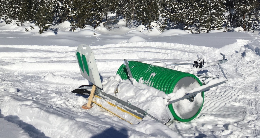 Die Walze, mit welcher die Loipe präpariert wird.