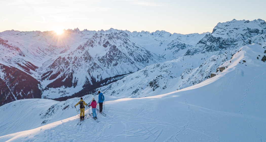 Panorama kurz vor dem Rotspitz auf das Verstaclahorn, Piz Linard und Madrisa