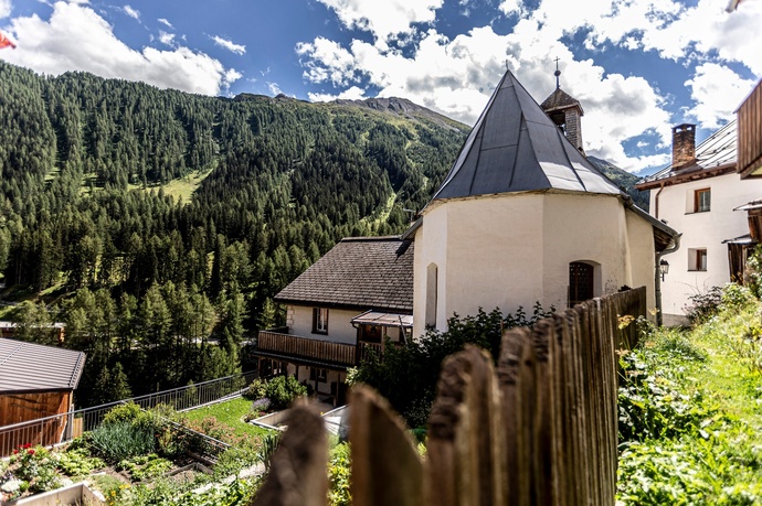 Scenic hiking round trip around Ravaisch (oua_56190381_image)