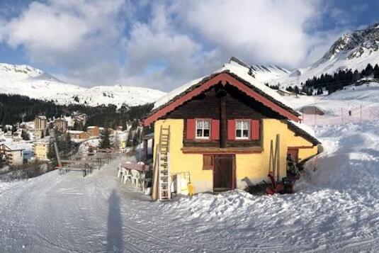 La Hütte e uno sguardo verso il villaggio