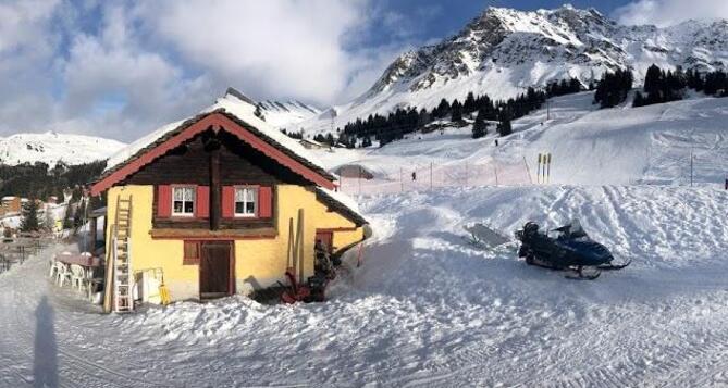 La Hütte e uno sguardo verso il villaggio