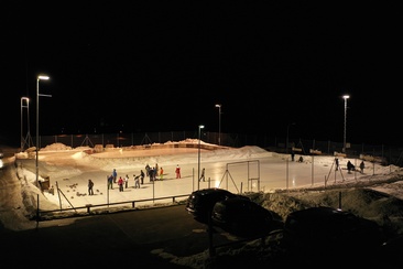Eisplatz und Curlingbahn Tschierv bei Nacht.