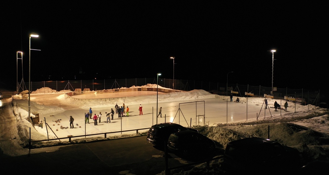 Eisplatz und Curlingbahn Tschierv bei Nacht.