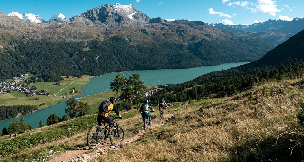 Himmlische Aussicht auf dem Trail hinunter nach Silvaplana