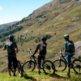 Dort geht es später bergauf auf der Via Engiadina