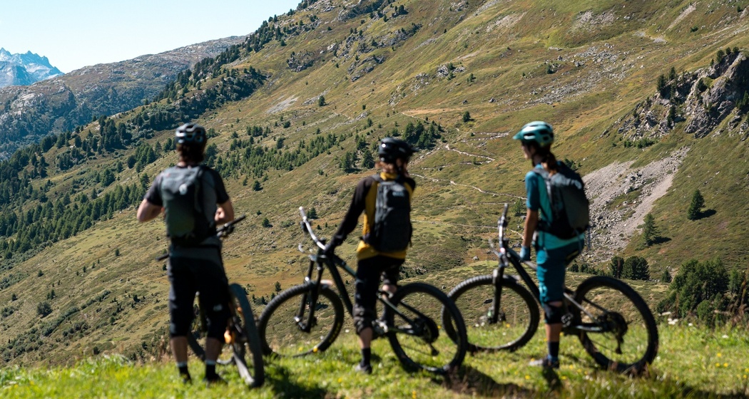 Dort geht es später bergauf auf der Via Engiadina