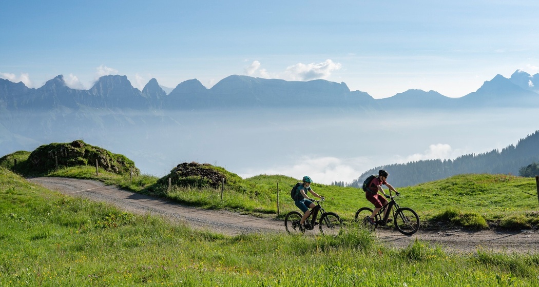 Diese Biketour hat ihren Namen verdient: Das Bergpanorama ist überwältigend.