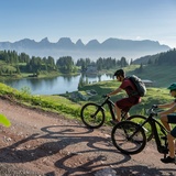 Il tour in bicicletta passa per l'idilliaco Seebensee. Sempre in vista: i churfisti.