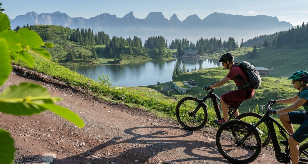 Die Biketour führt am idyllischen Seebensee vorbei. Immer im Blickfeld: die Churfisten.